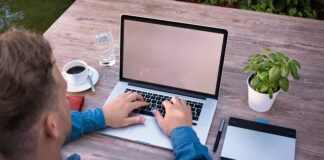 Jak się pisze słowo piłkarzyki?